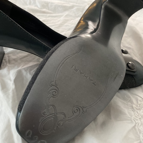 Tahari shoes size 7 & half never worn. - Picture 2 of 4